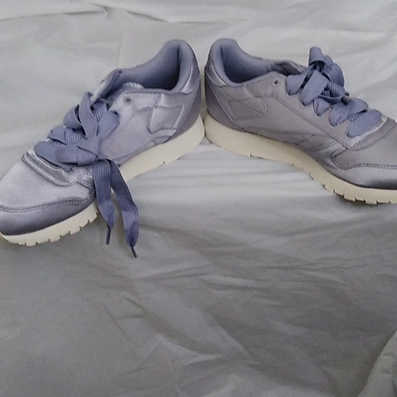 Reebok Women's Satin Sneaker Size 7M - Picture 2 of 5